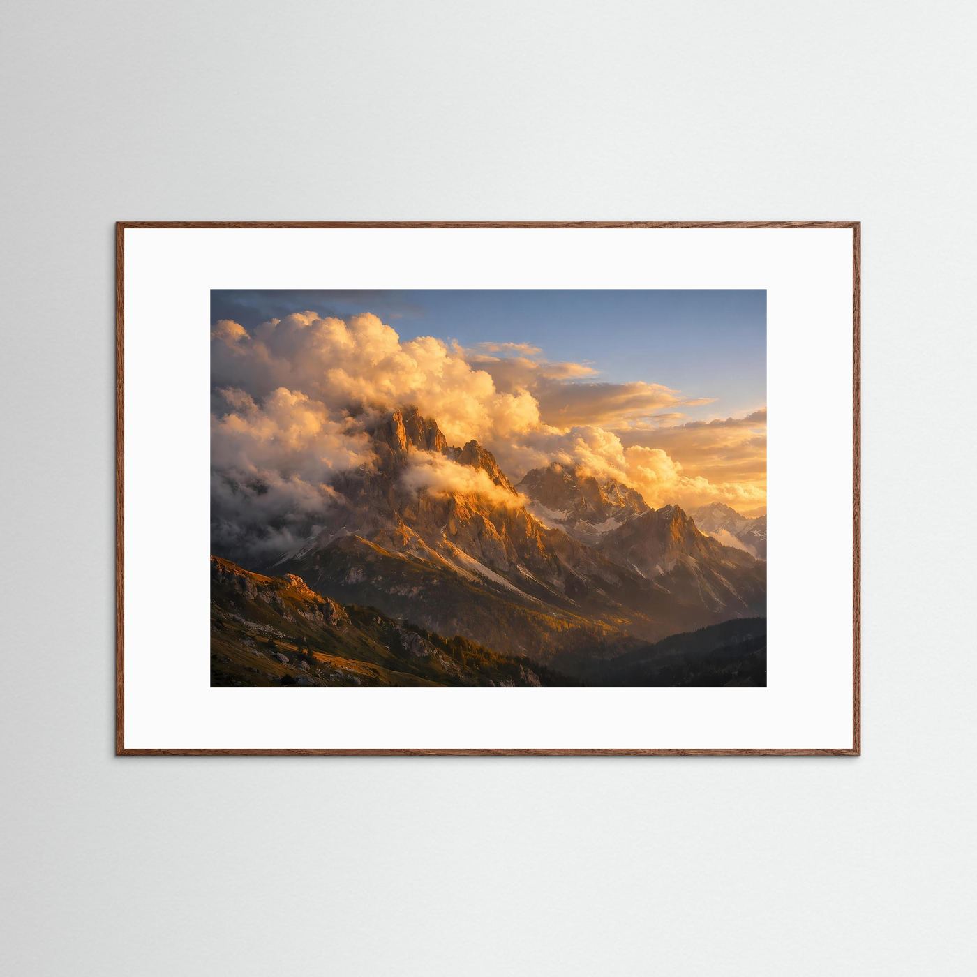 Querformatiges Poster mit Bergpanorama und goldenem Sonnenuntergang, mit braunem Holzrahmen