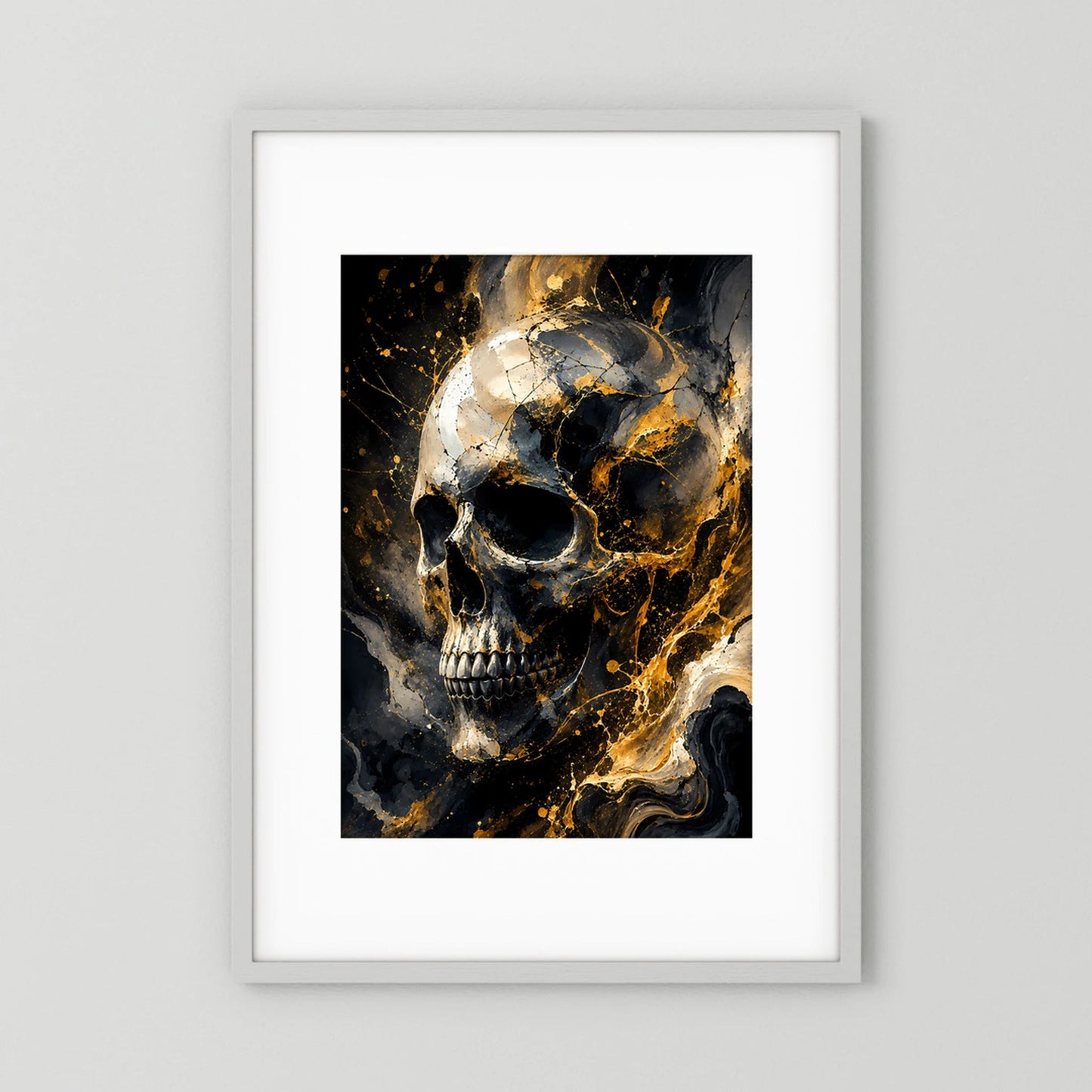 Hochformatposter mit abstraktem Totenkopf in Schwarz und Gold, im hellen Rahmen