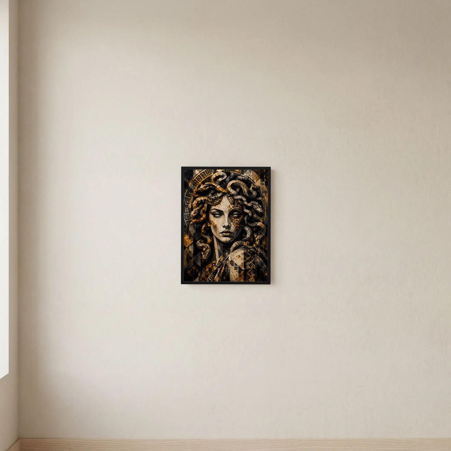 Kleines, schwarz gerahmtes Poster: Medusa mit goldenem Schlangenmuster und dunklem Hintergrund