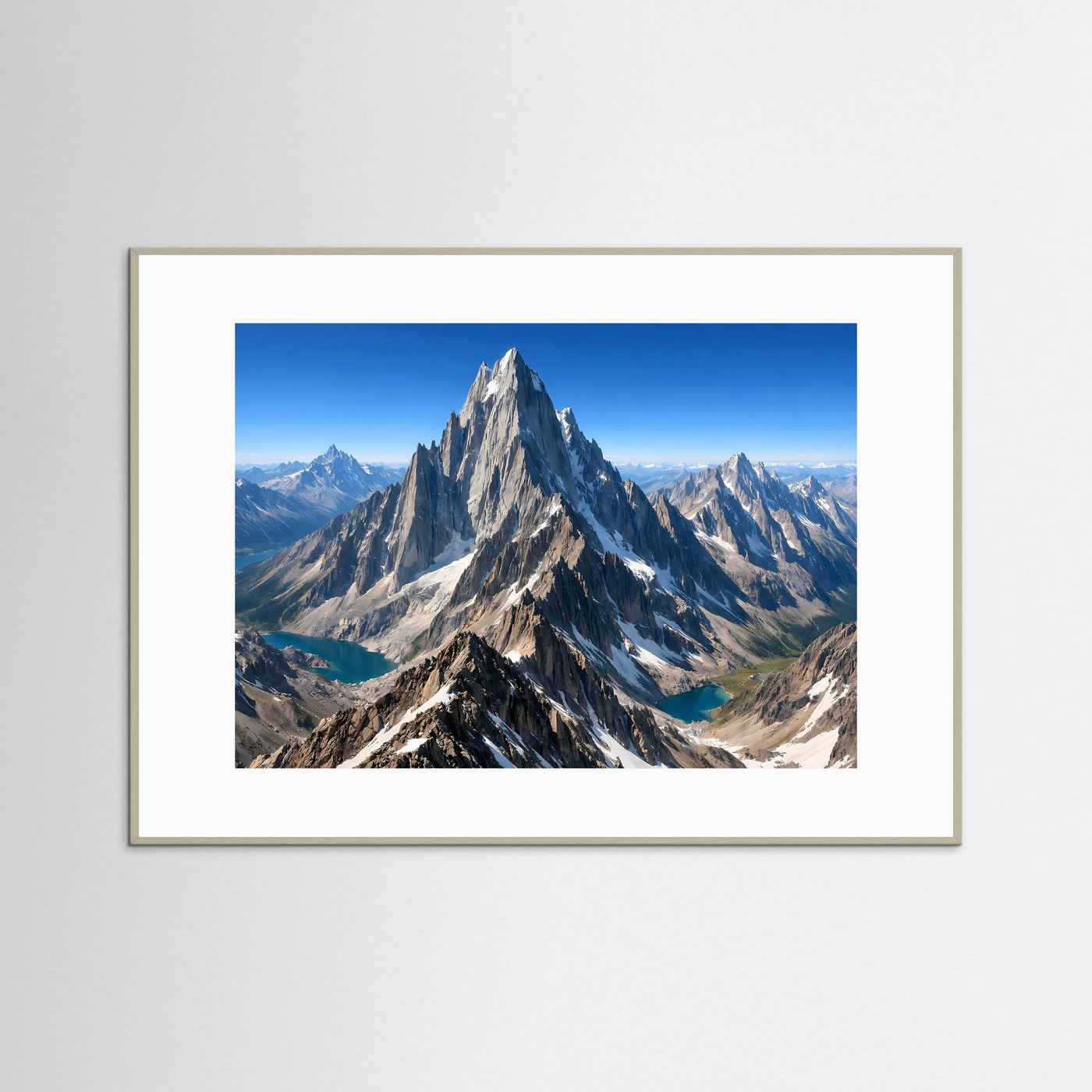 Panorama-Poster (Querformat) mit Berggipfel und Alpinsee, hell holzfarben gerahmt.