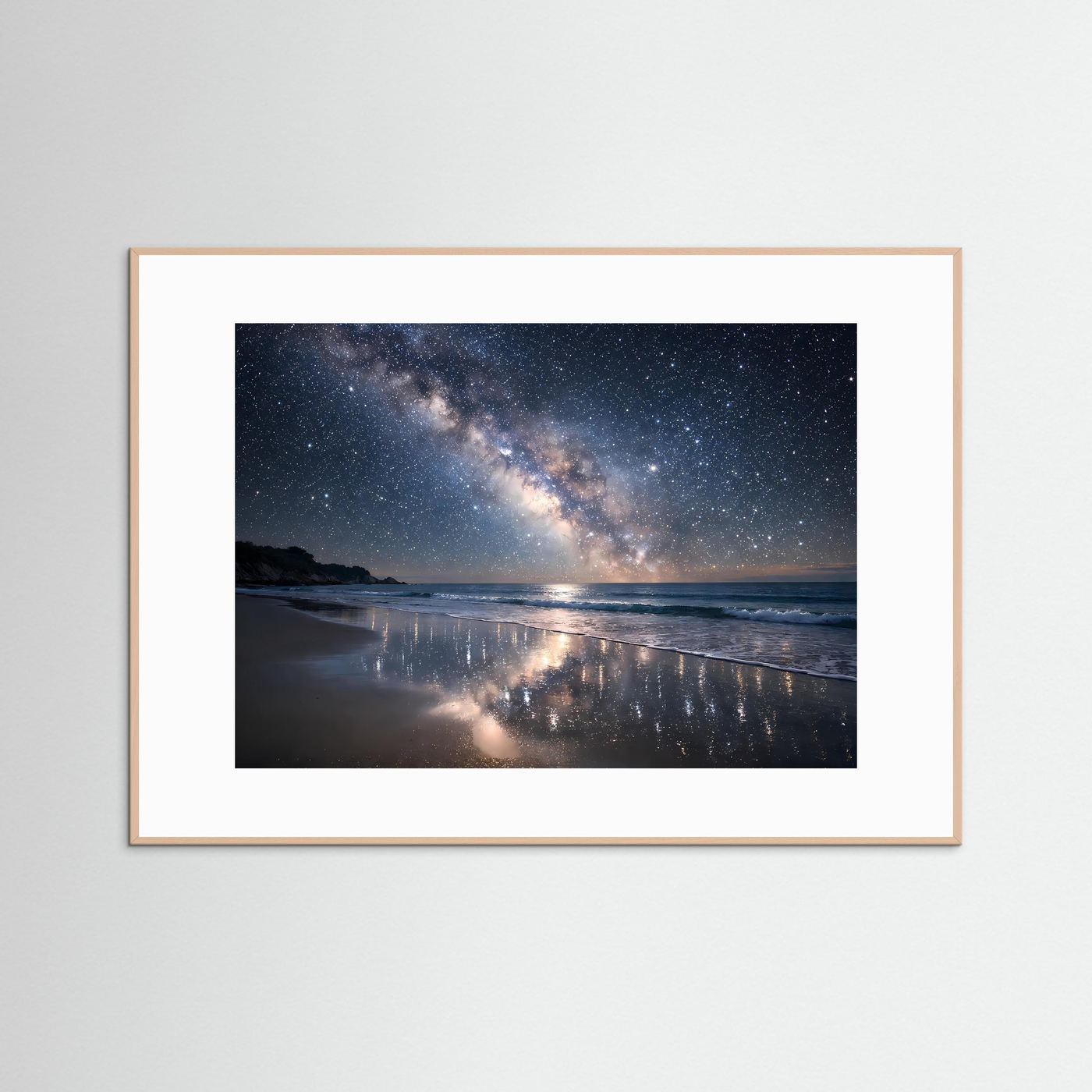 Horizontales Poster: Milchstraße über Strand und spiegelndem Meer, naturfarbener Holzrahmen.