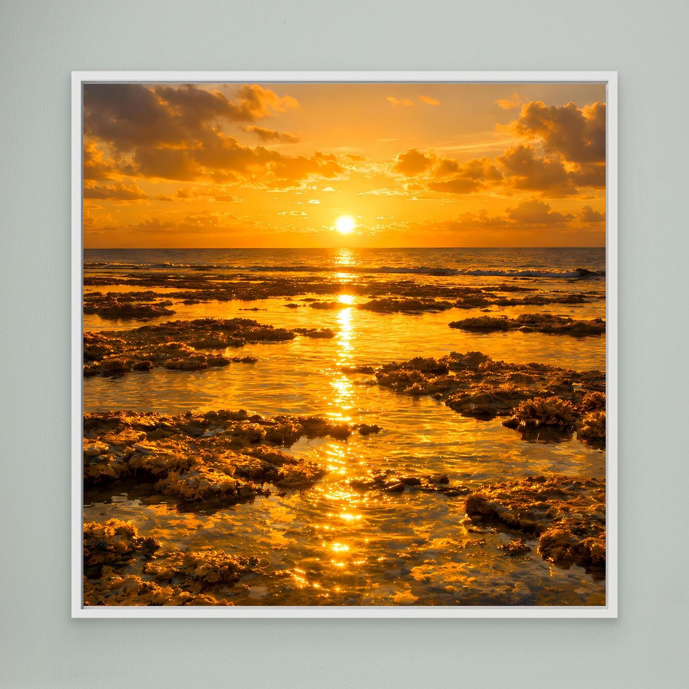 Leinwandbild im weißen Rahmen mit goldenem Sonnenuntergang am Meer