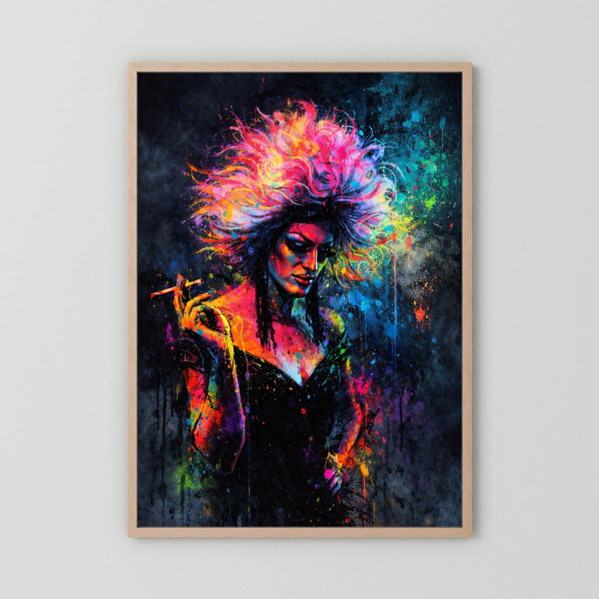 Drag-Queen-Poster im Holzrahmen mit Zigarette, farbige Perücke und spritzende Farben