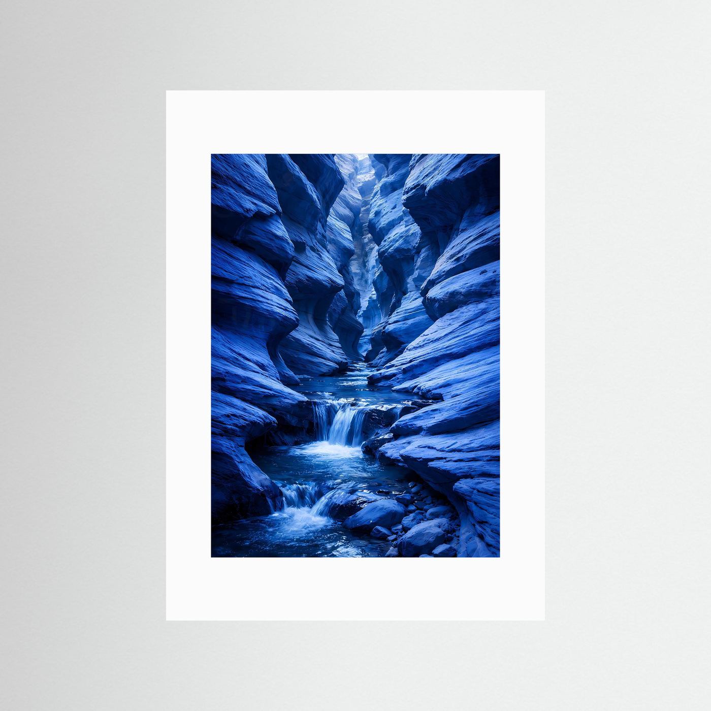 Hochformat-Poster mit weißem Passepartout, blauer Canyon mit Flusslauf und Wasserfall.
