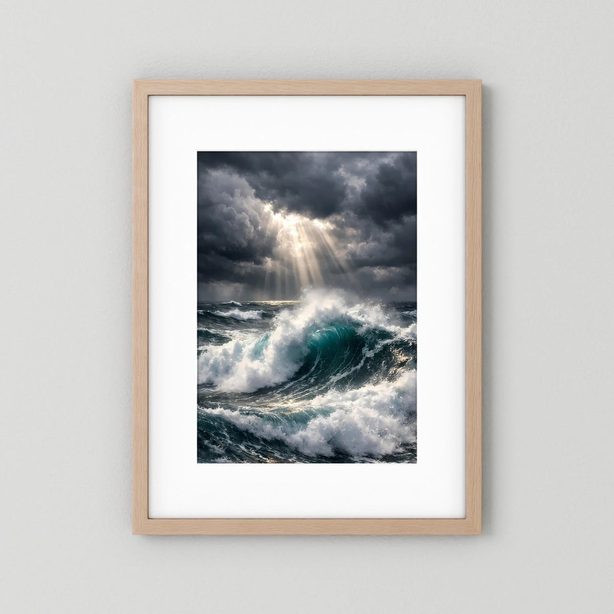 Wandbild mit Sturmmeer, hellen Wellen und Lichtstrahl durch Wolken, Holzrahmen hell