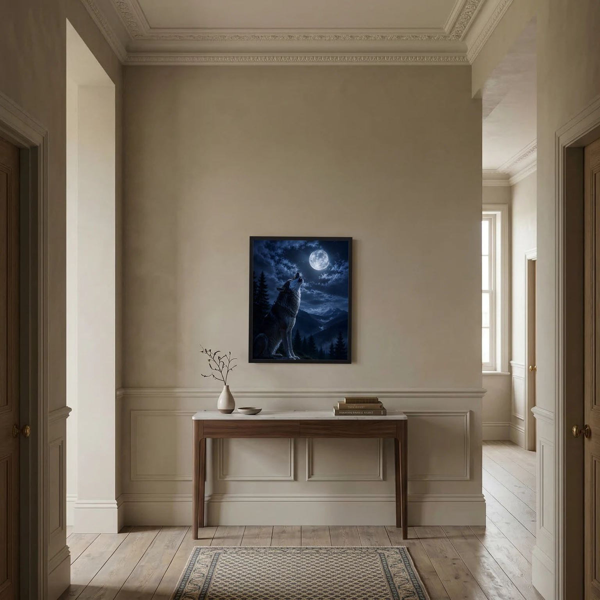 Wandbild mit heulendem Wolf bei Vollmond im schwarzen Rahmen an klassischer Wandverkleidung