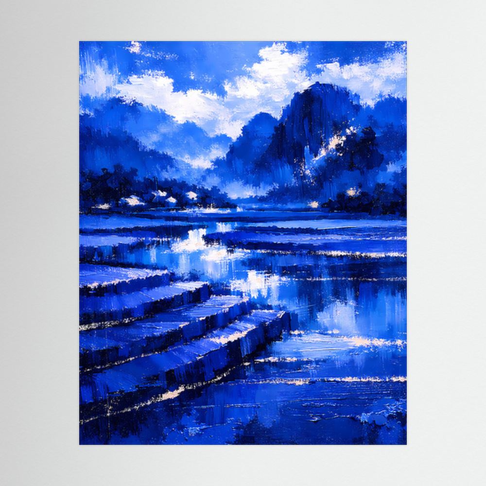 Abstraktes Poster: blauer Bergsee mit reflektierendem Ufer und Pinselstruktur