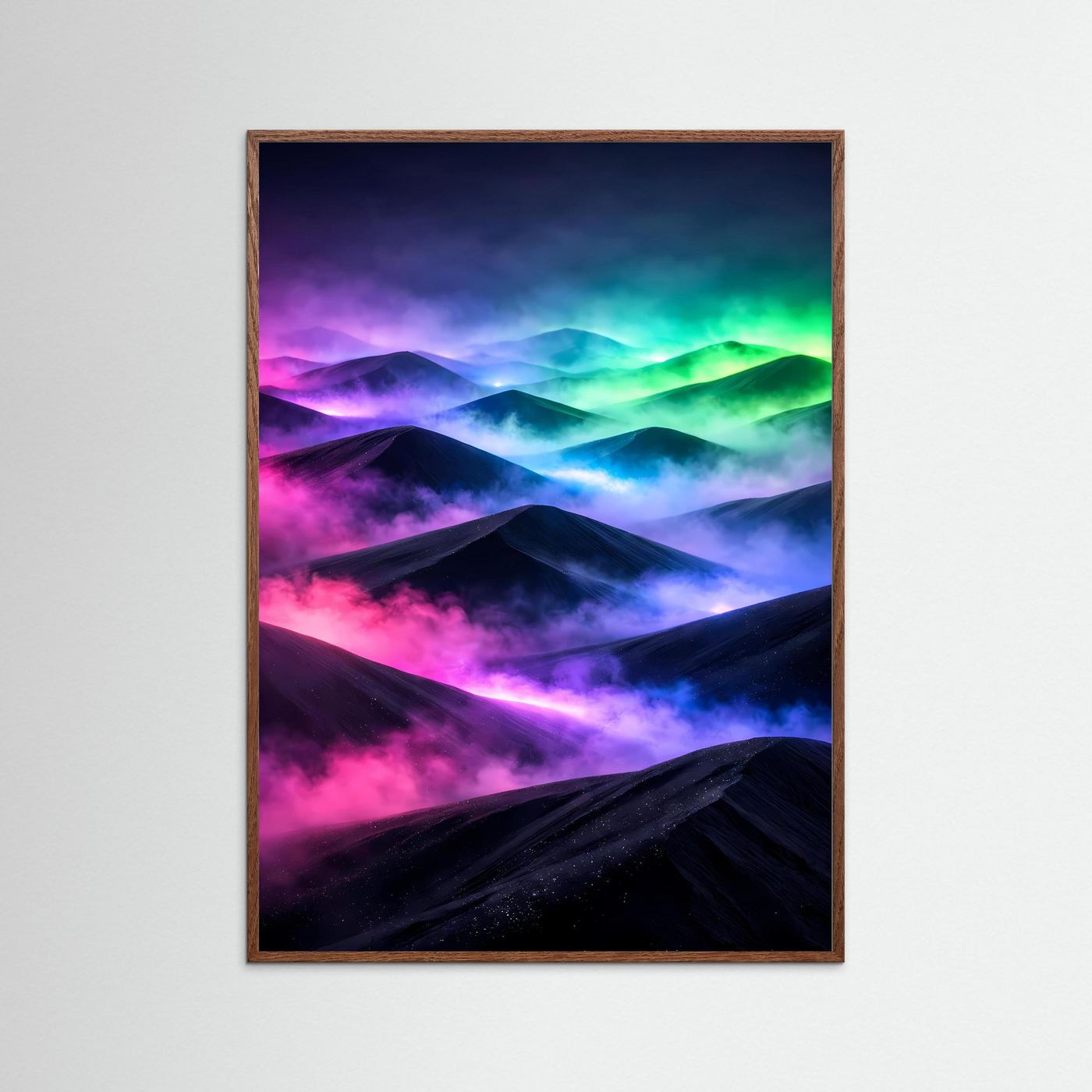 Hochformatiges Poster im braunen Holzrahmen mit Neon-Dünen und Polarlicht in Magenta, Cyan, Smaragd