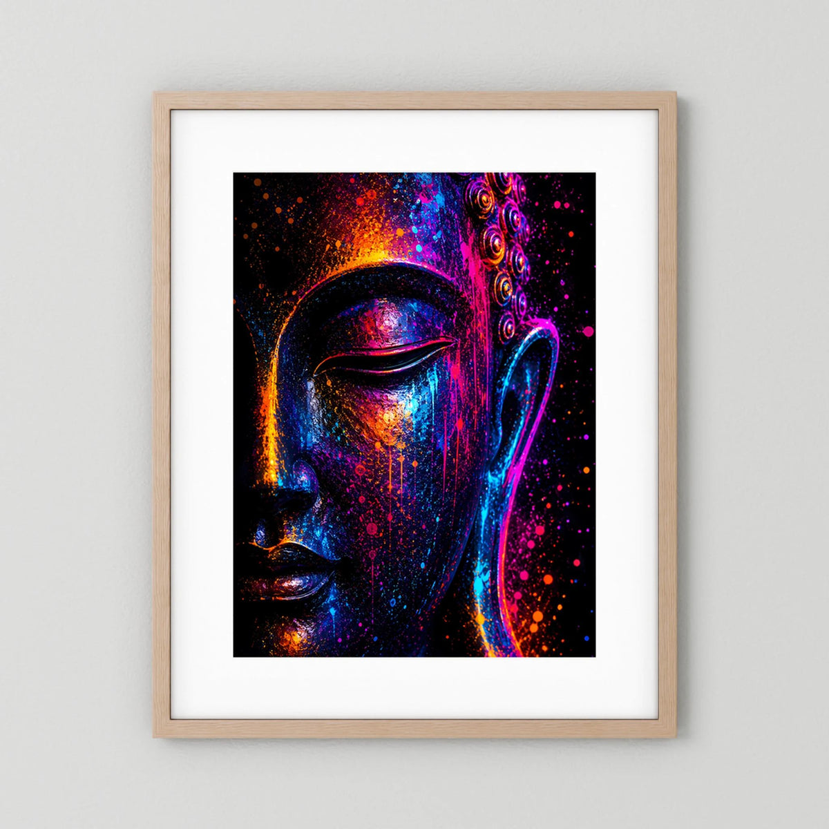 Kunstposter mit abstraktem Buddha-Gesicht im Neonlicht, pink-blau-orange, heller Holzrahmen