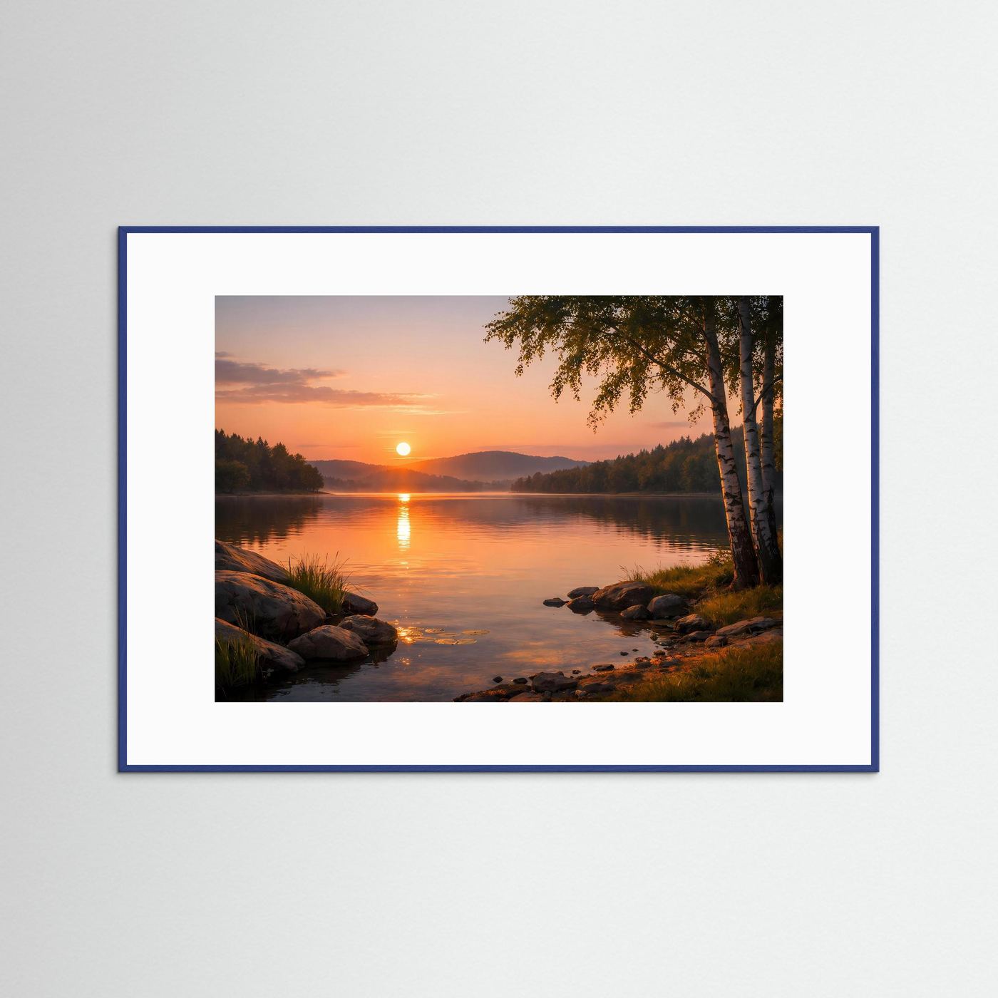 Panorama-Naturposter mit Sonnenuntergang am See, Birken am Ufer, im blauen Rahmen