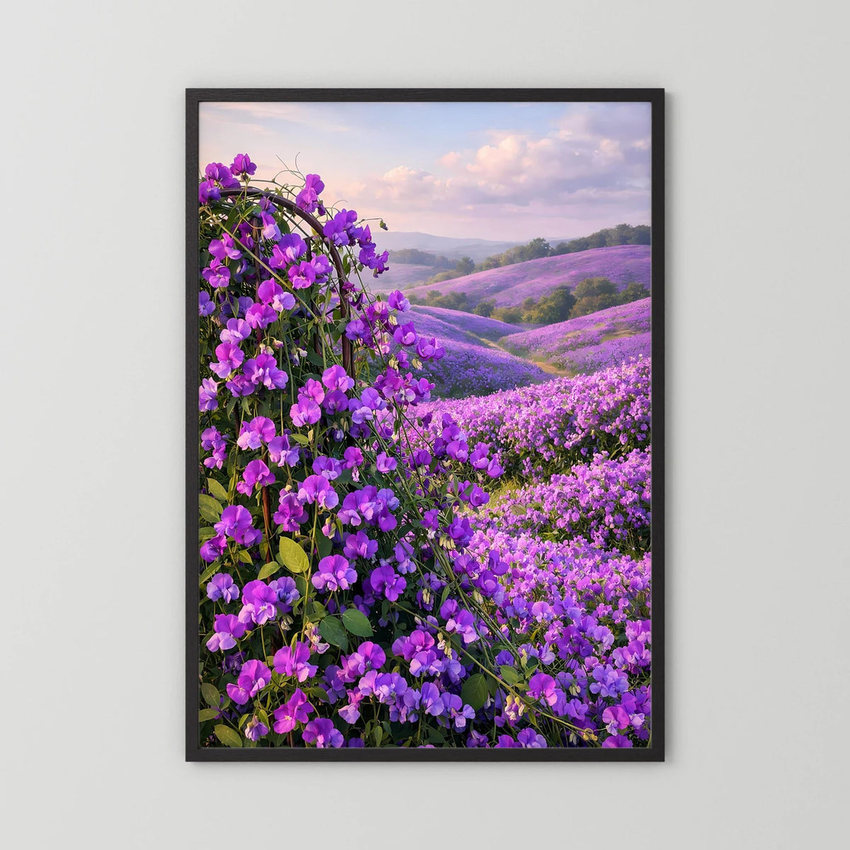Wandbild im Hochformat mit schwarzem Holzrahmen und violetter Blütenlandschaft