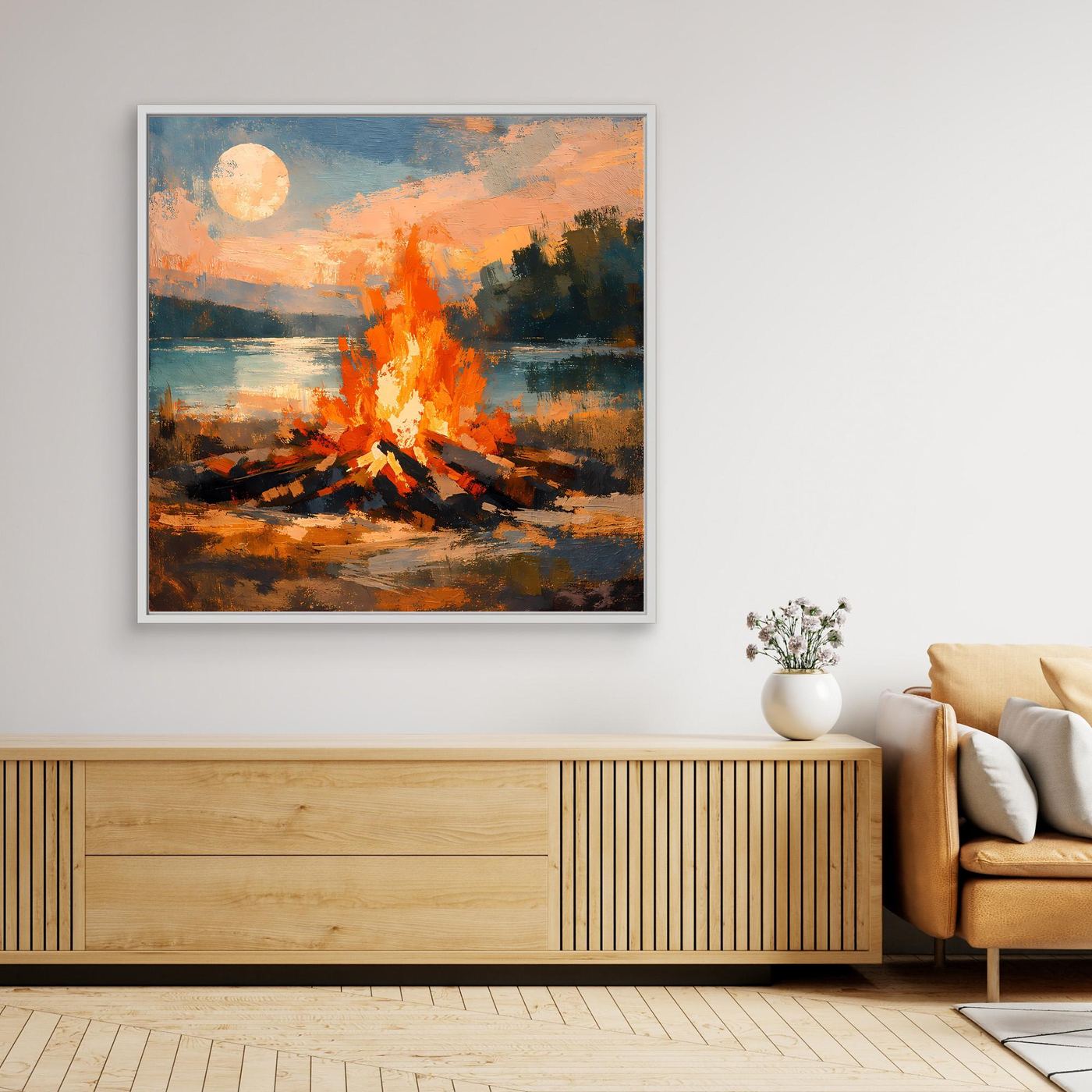 Gerahmtes Leinwandbild mit Lagerfeuer am See, Mondsichel und orangefarbenen Flammen, silberner Rahmen