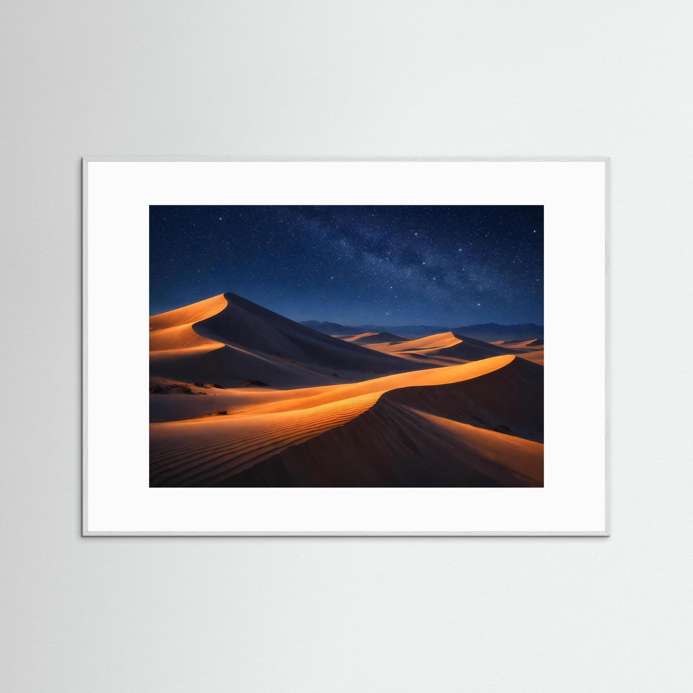Panorama-Poster mit Sanddünen im Mondschein und Sternenhimmel, Querformat, grauer Holzrahmen