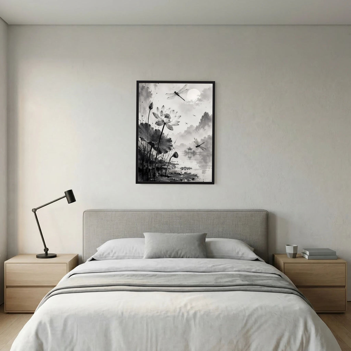Hochformatiges Poster mit Lotusblüten und Libellen in Schwarzweiß, schwarzer Rahmen