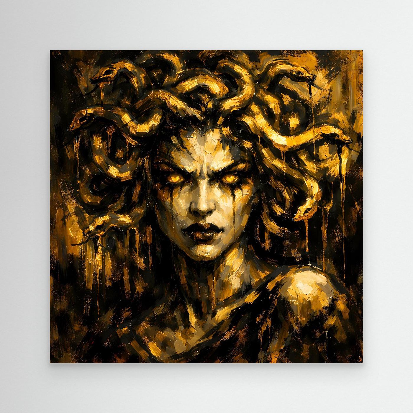 Leinwand Goldene Medusa in düsterer Optik | Modernes Mythologie Wandbild Luxus