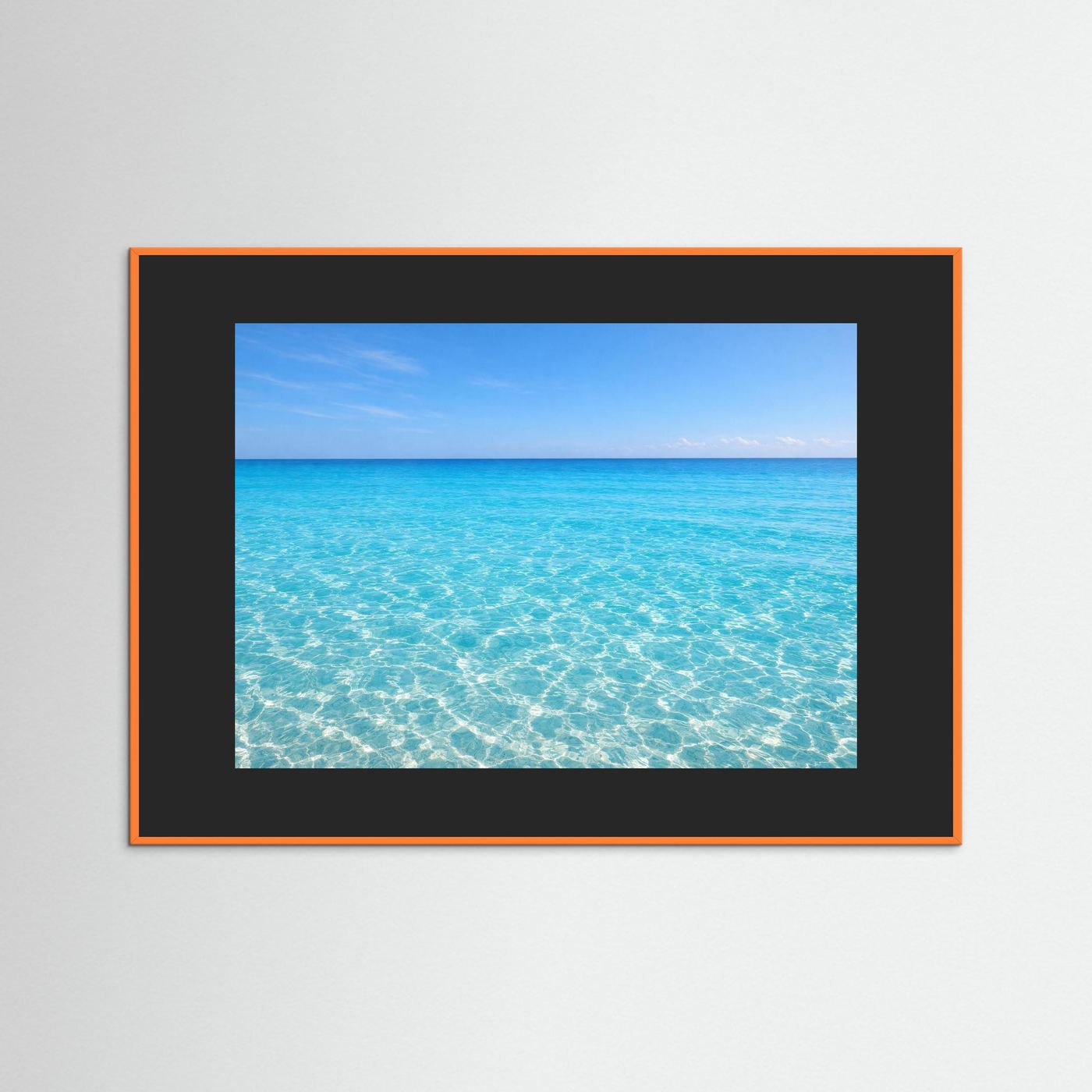 Wandposter mit Meerblick im dunklen Rahmen mit orangefarbener Einfassung
