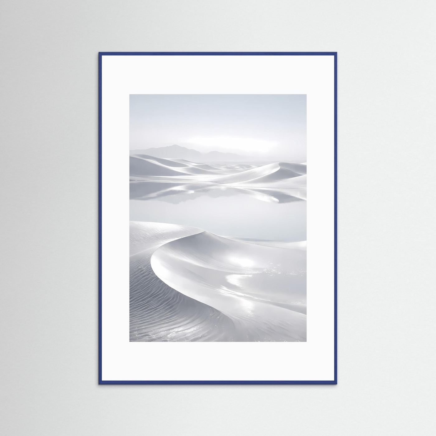 Wüstenposter mit abstrakter Dünenlandschaft in Weiß und Grau, blauer Holzrahmen