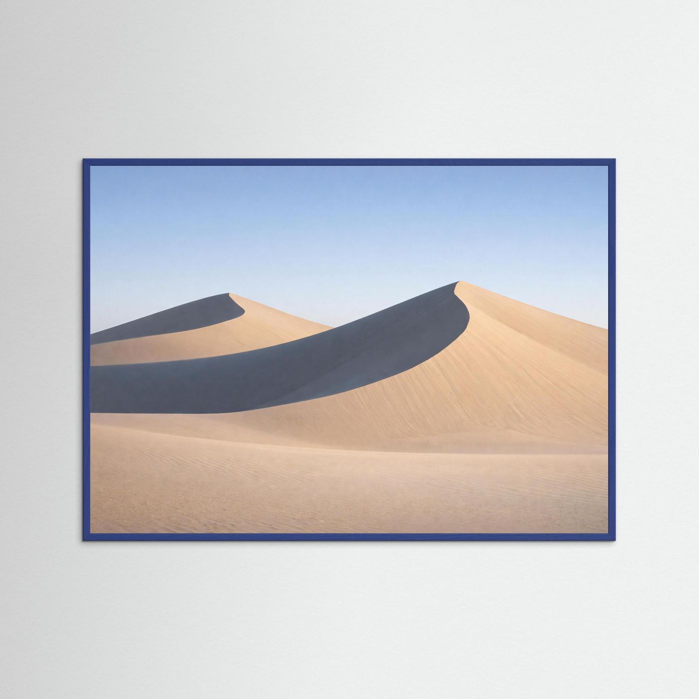 Naturposter im Panorama-Querformat mit Wüstendünen im blauen Holzrahmen