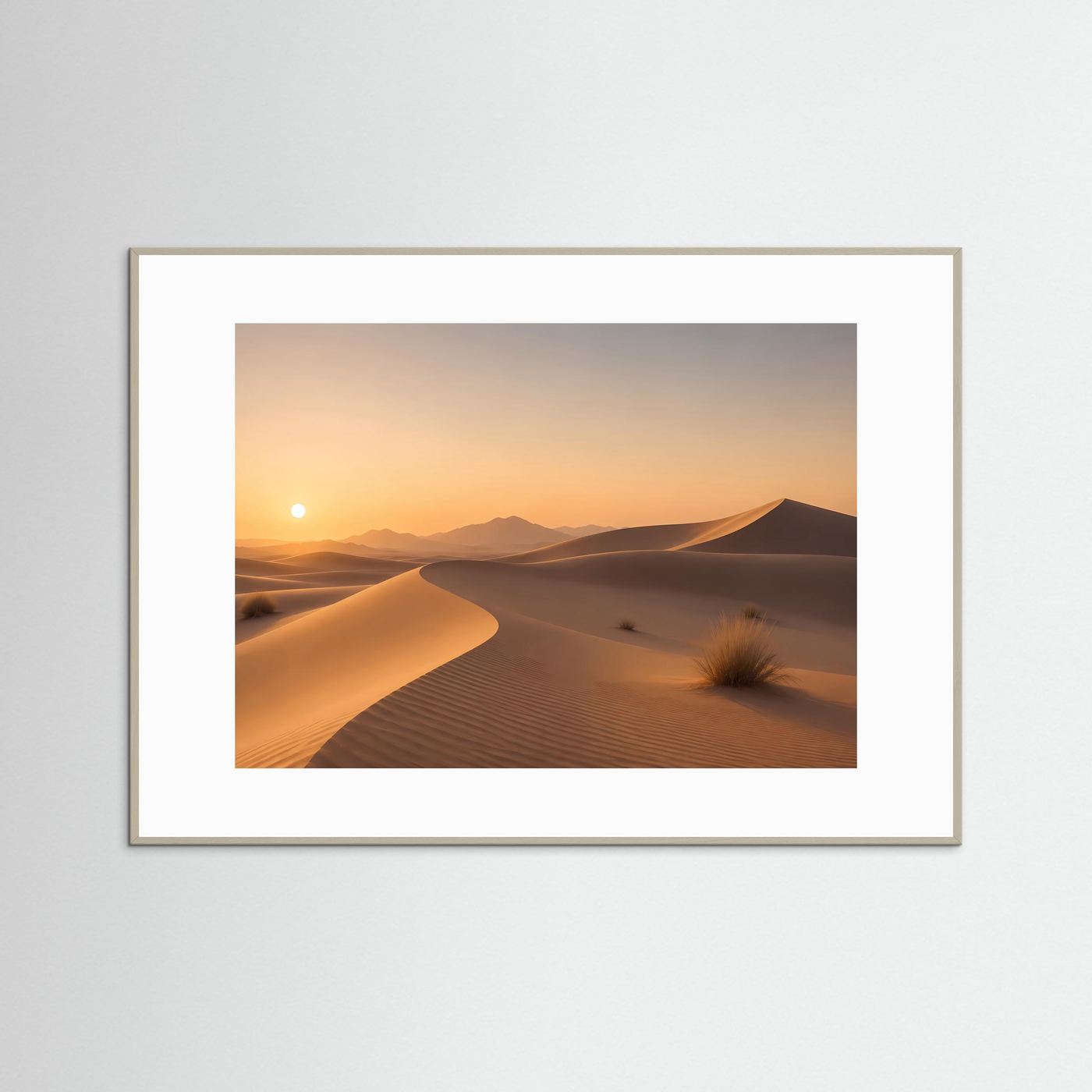 Gerahmtes Wüstenlandschaftsbild: Dünen bei Sonnenuntergang, Querformat, beiger Rahmen