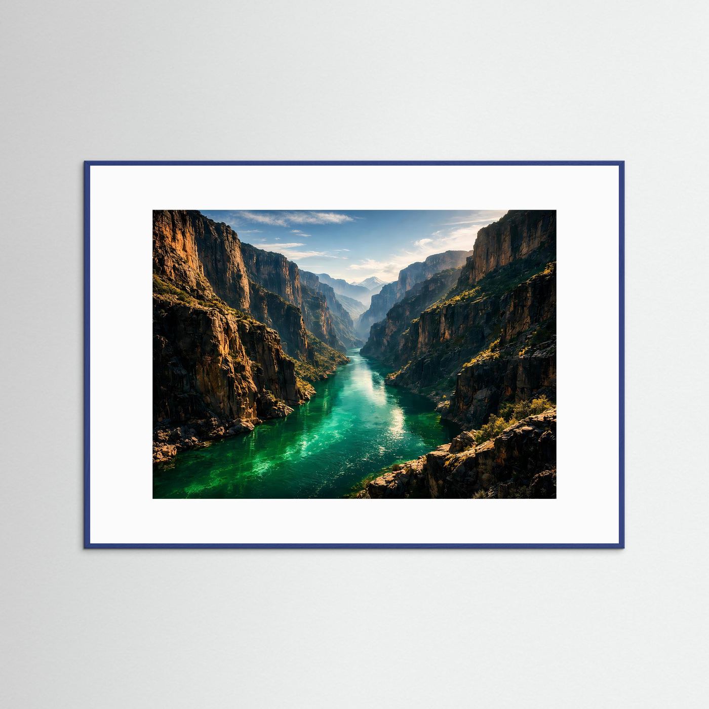 Querformatiges Naturposter: Flussschlucht mit grünem Fluss, blauer Holzrahmen