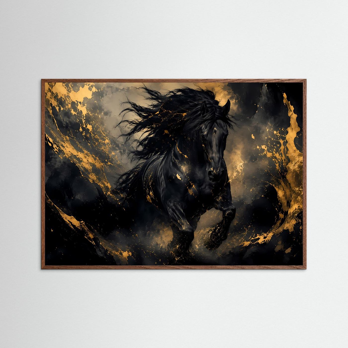 Tierposter im braunen Holzrahmen: schwarzes Pferd mit goldenen Akzenten
