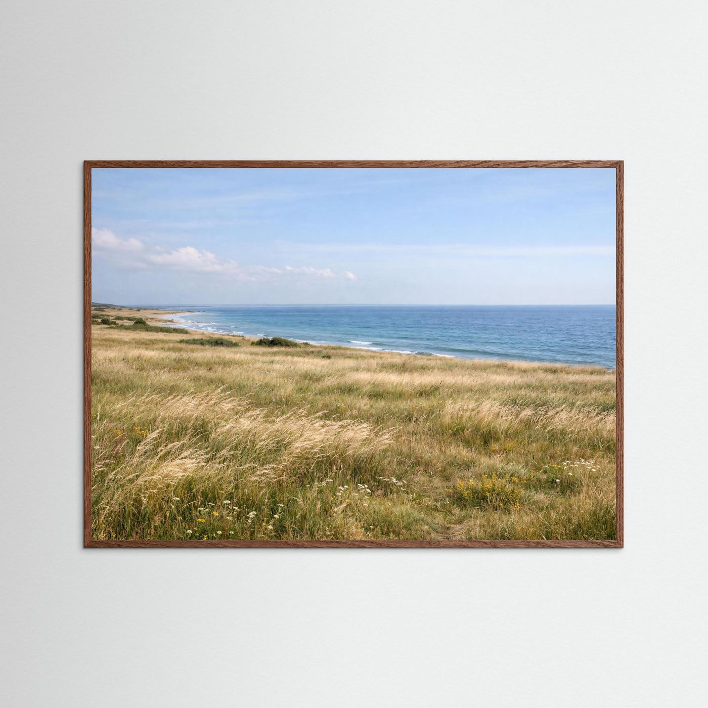Natur-Panorama-Poster mit Küstenwiese und Ozeanhorizont, brauner Holzrahmen