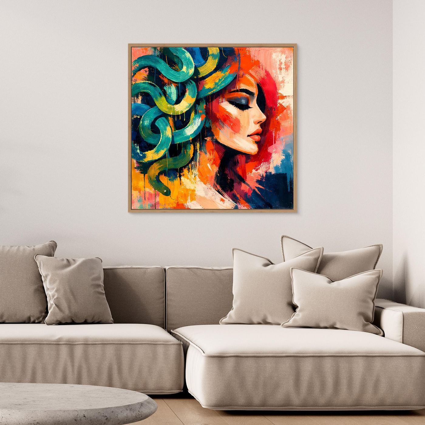 Abstraktes Leinwand-Wandbild mit Medusa-Profil, grünen Schlangenlocken und bunten Spritzfarben im Holzrahmen