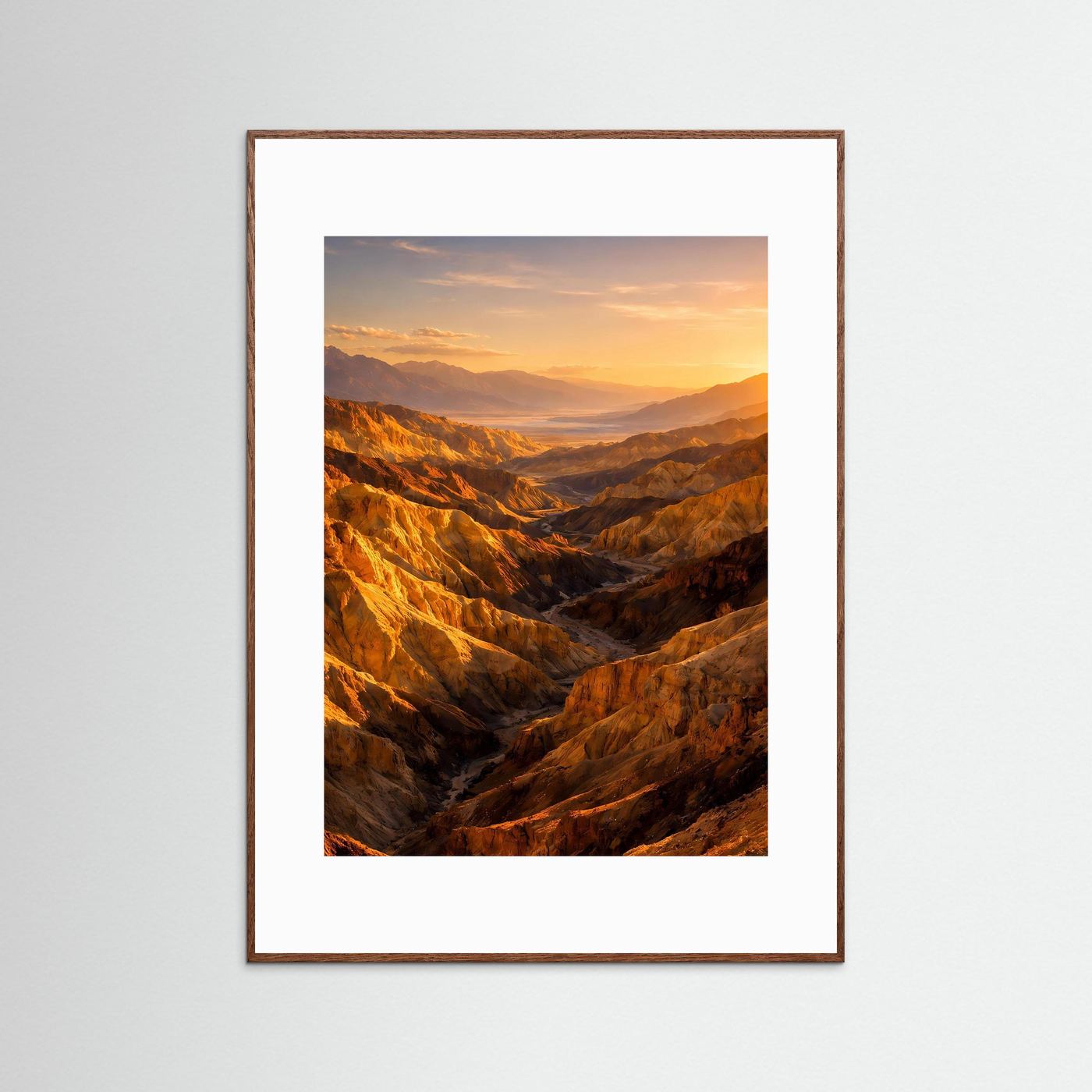 Canyon-Landschaftsposter im Hochformat mit dunkelbraunem Rahmen und weißem Rand