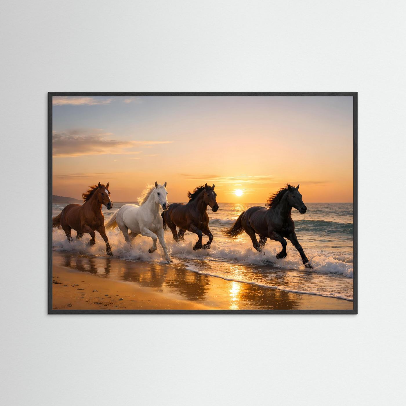 Querformat-Poster mit vier Wildpferden am Strand im Sonnenuntergang, schwarzer Rahmen