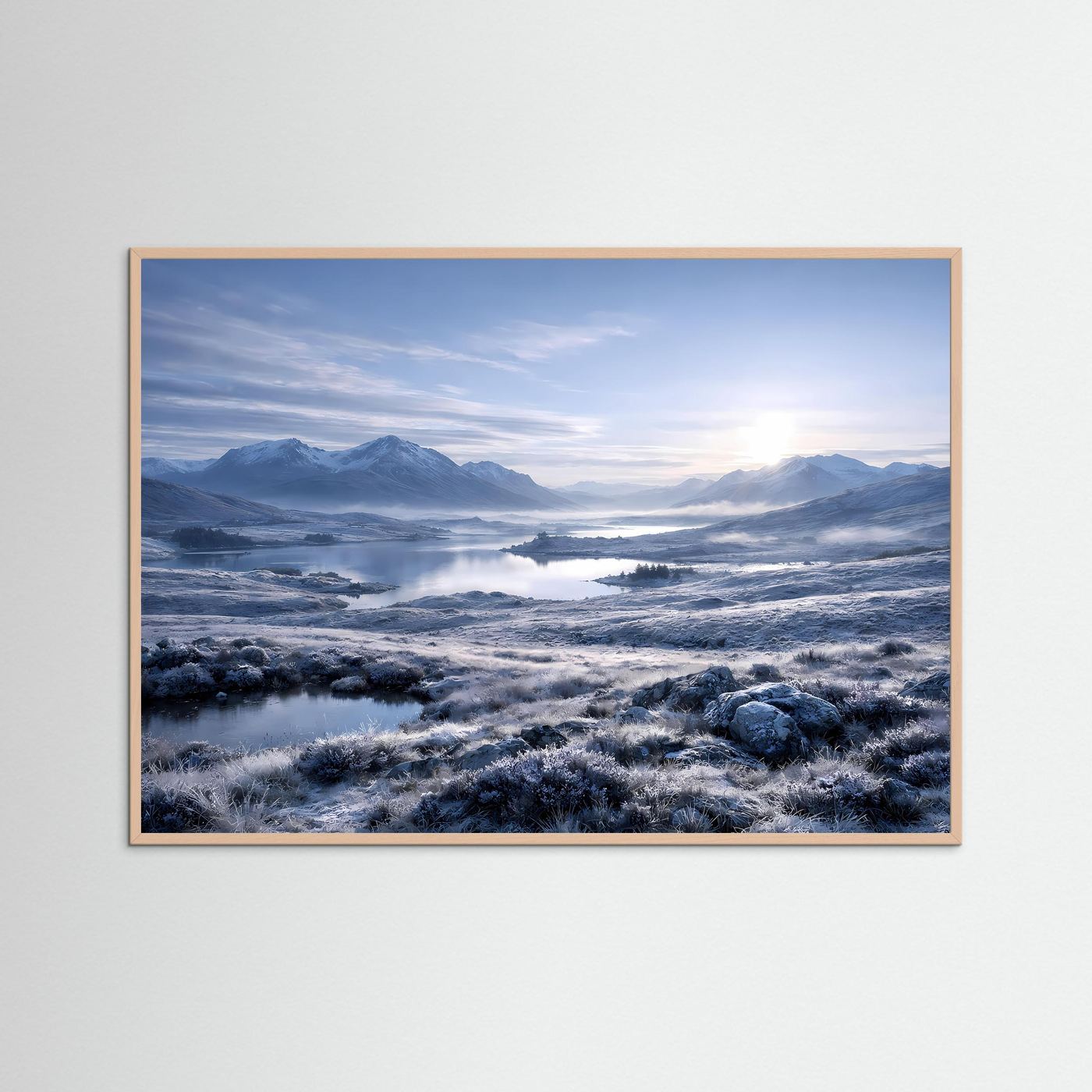 Winterlandschafts-Poster mit braunem Rahmen, verschneite Berge, See und Nebel, Querformat