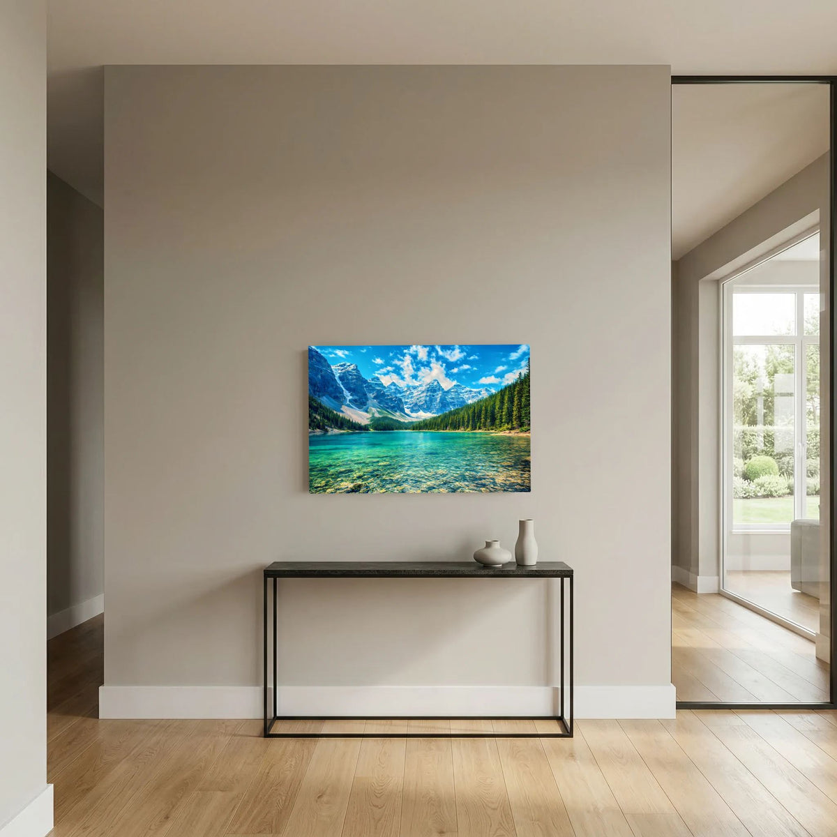 Wandbild mit Bergsee-Landschaft: türkisfarbenes Wasser und Nadelwald, quer