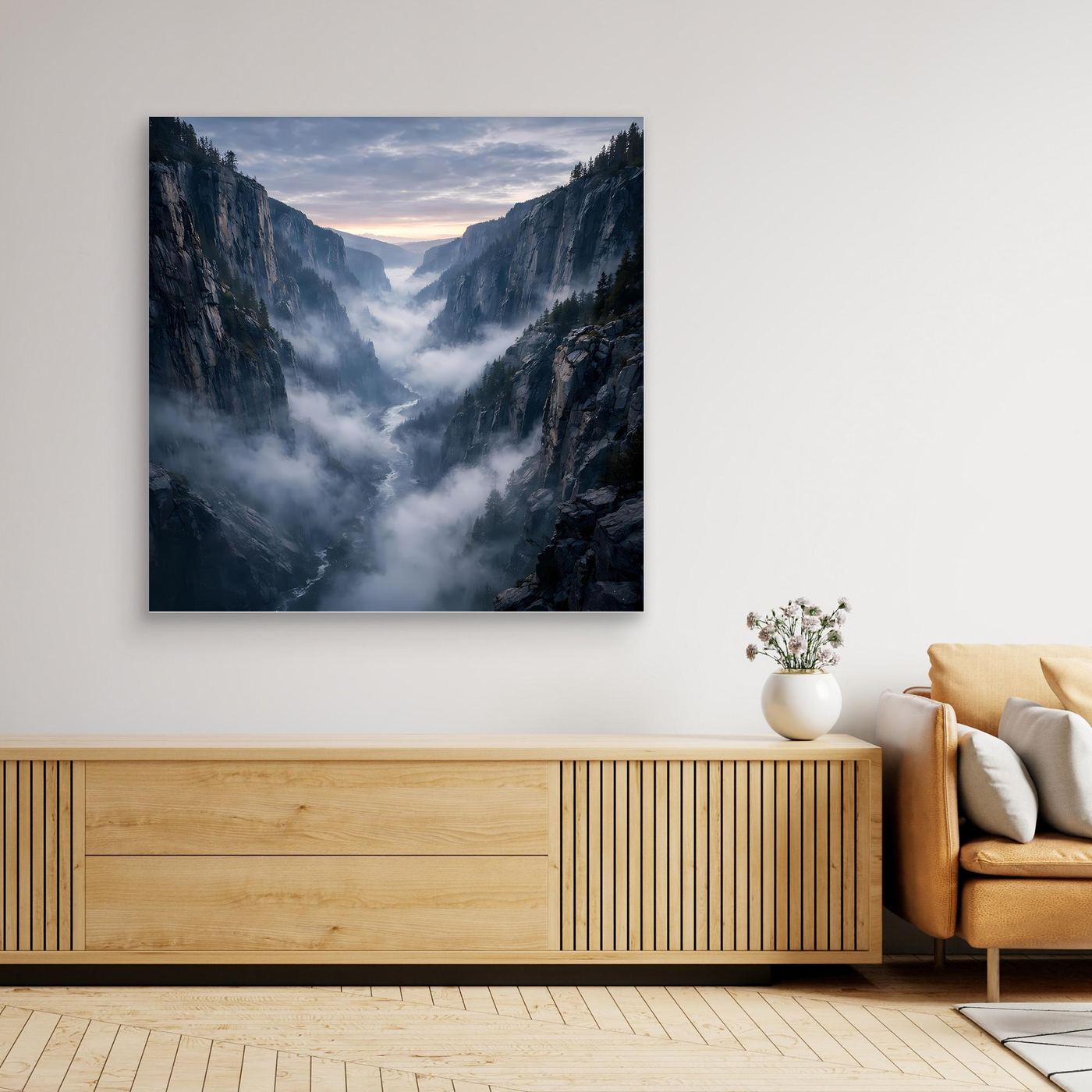 Leinwandbild mit Gebirgsschlucht und Nebel in Grau-Blau, ohne sichtbaren Rahmen