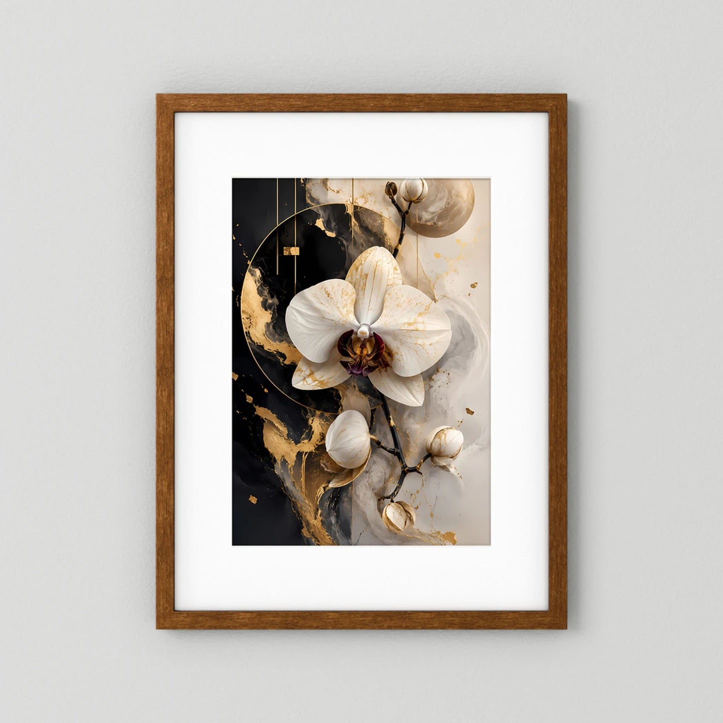 Poster mit weißer Orchidee in Schwarz und Gold, brauner Holzrahmen.