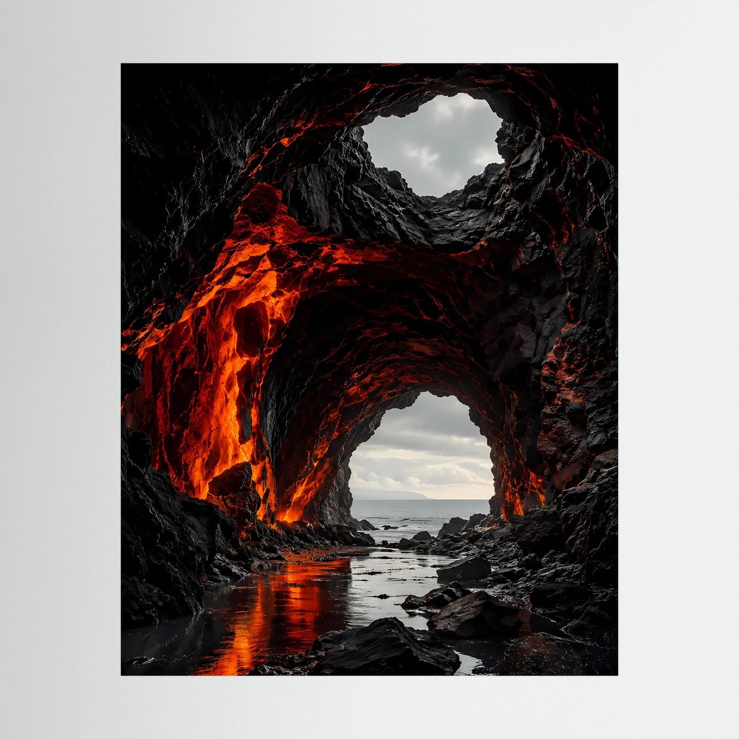 Hochformat-Poster: Lavaglut in dunkler Vulkanhöhle über Meer mit Felsriffen, orange Flammen