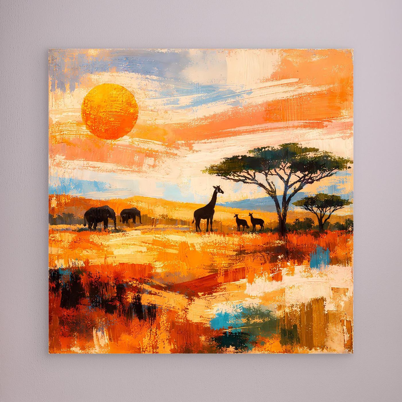 Leinwandbild mit afrikanischer Savanne: Giraffe, Elefanten und Baum, orangefarbene Sonne.