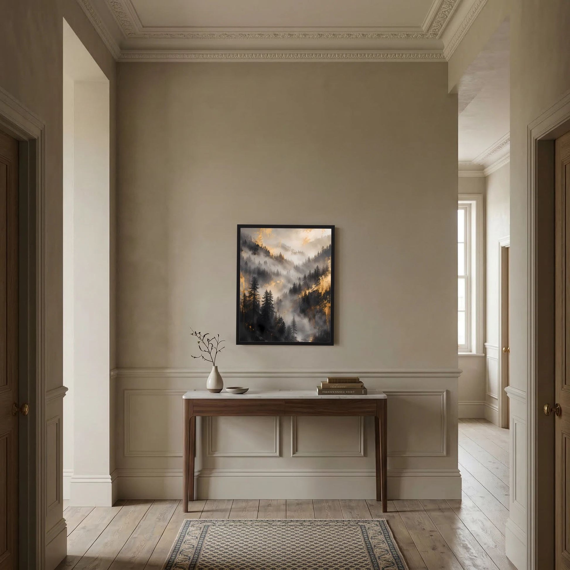 Gerahmtes Poster an der Wand über Konsole: neblige Berge mit Tannen