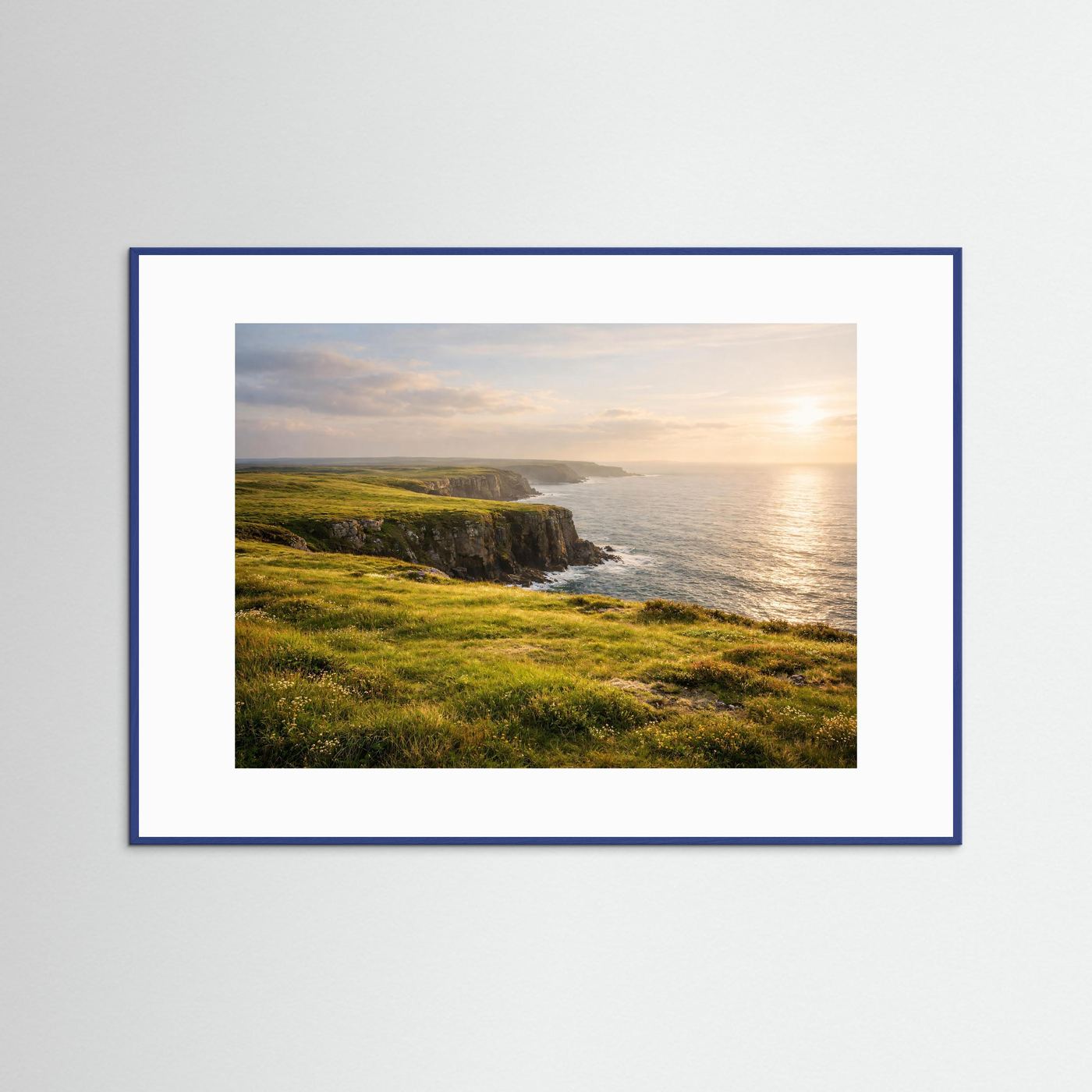 Grüne Klippen im goldenen Abendlicht | Panorama Küste & Meer Poster Querformat