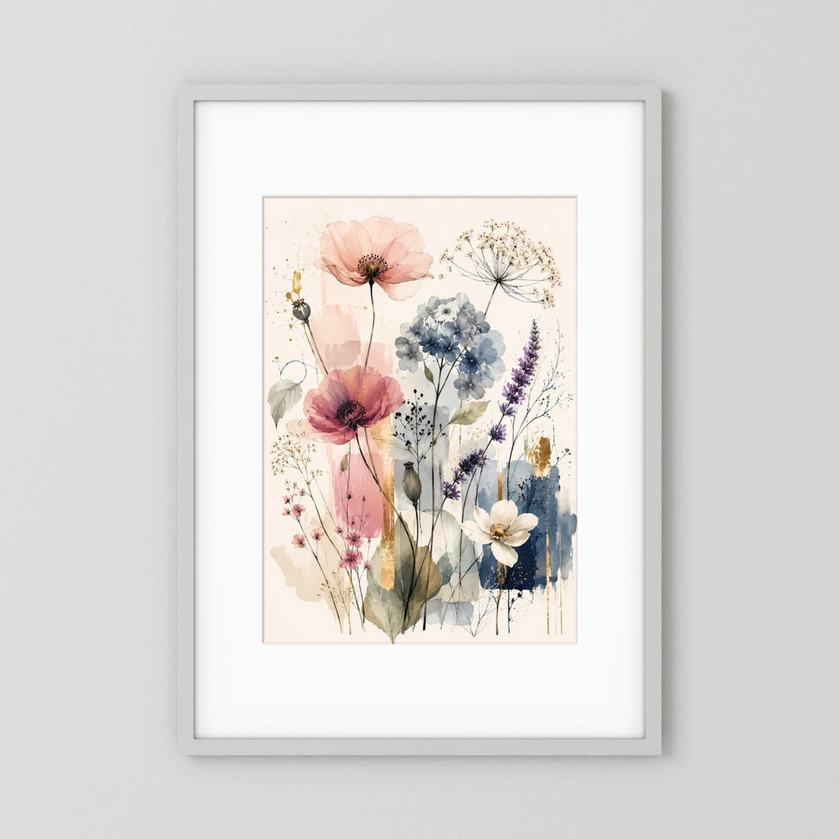 Hochformatiges Kunstposter mit pastelligen Wildblumen in Rosa und Blau, im Rahmen