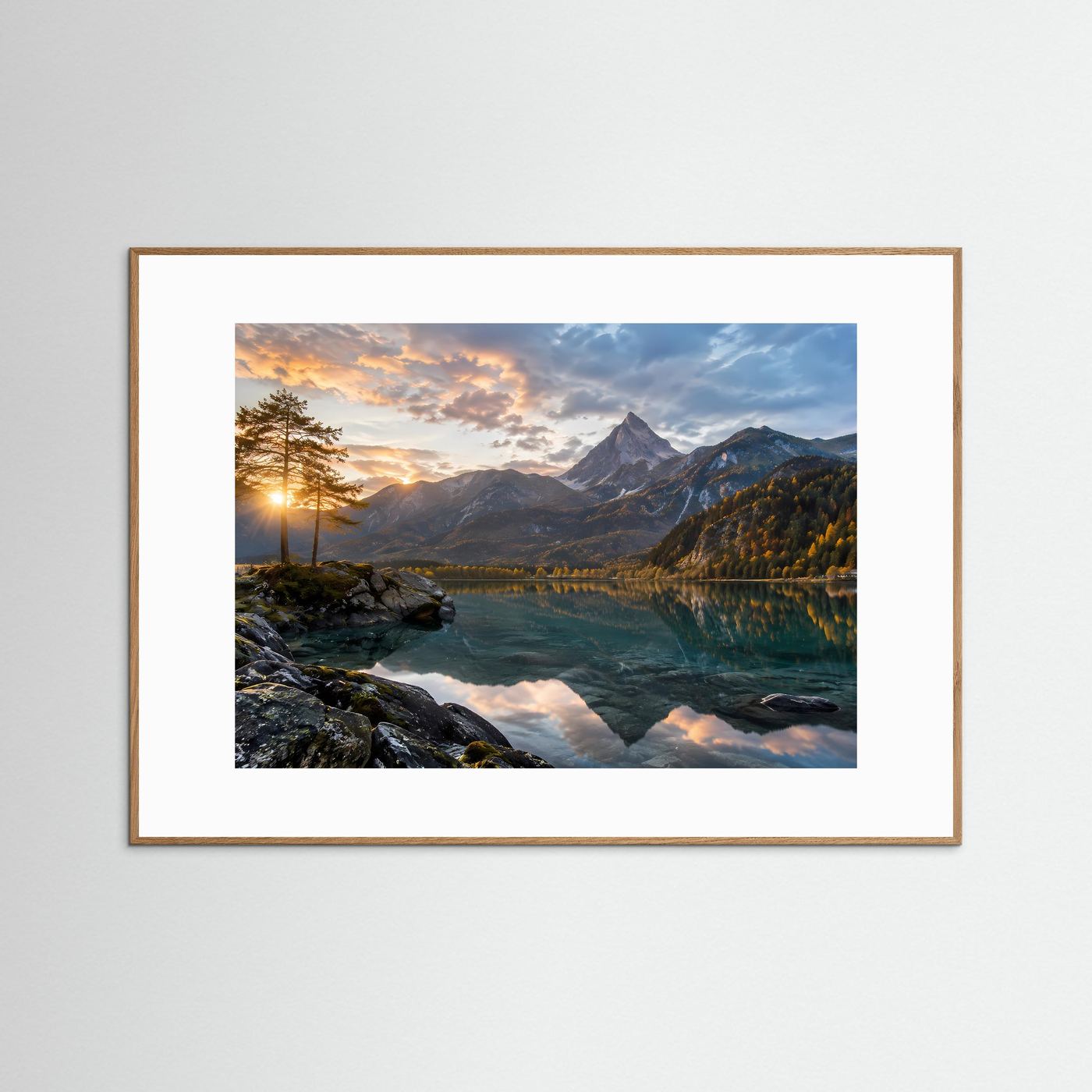 Gerahmtes Poster im Querformat mit Landschaft: See, Berge und Herbstwald bei Sonnenuntergang, brauner Holzrahmen