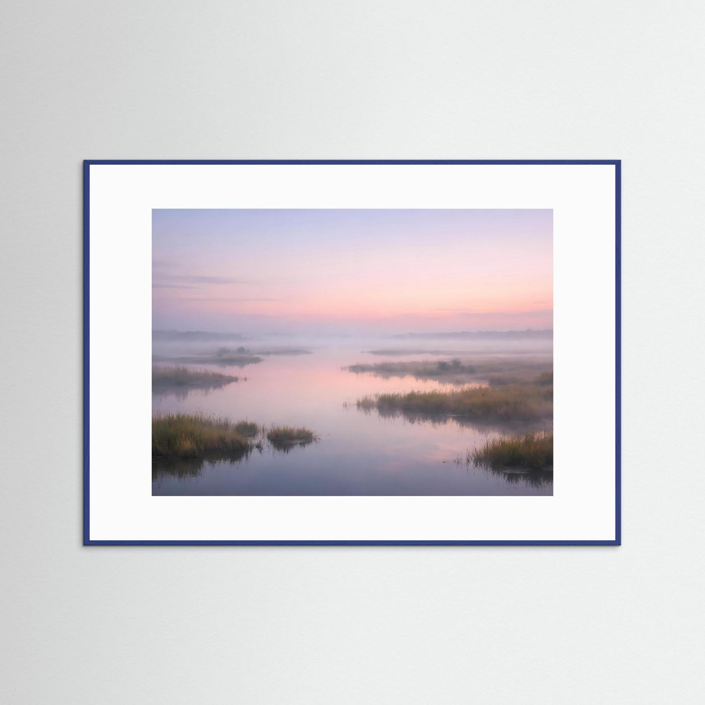 Wandbild im Querformat mit Flusslandschaft und rosafarbenem Sonnenaufgang, blauer Rahmen