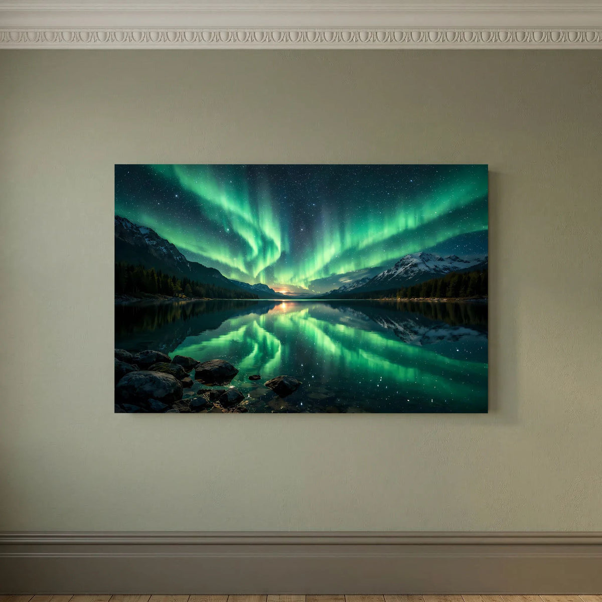 Querformat-Poster mit grünen Polarlichtern, Bergsee-Spiegelung und Felsen am Ufer