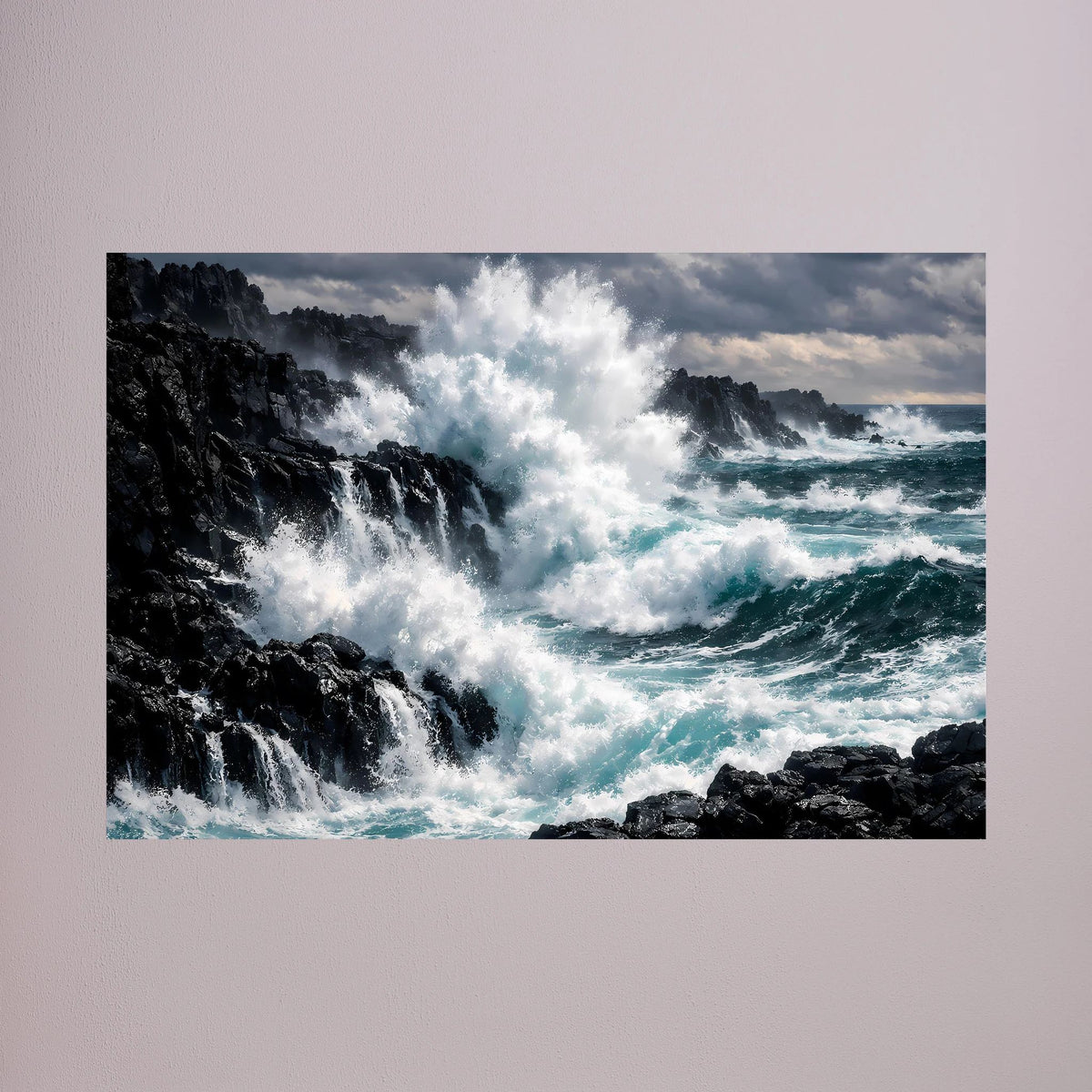 Wandposter Meerbrandung auf Steinküste mit schwarzen Felsen, Querformat