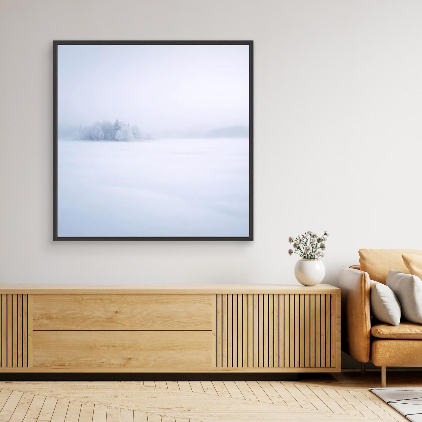 Gerahmtes Leinwandbild mit winterlichem See und verschneiten Bäumen, schwarzer Rahmen