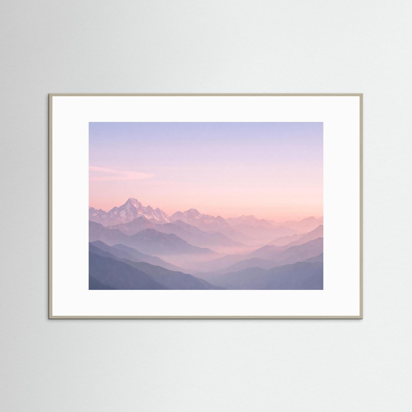 Poster im Querformat mit Bergpanorama, hellbraun gerahmt und weißem Passepartout
