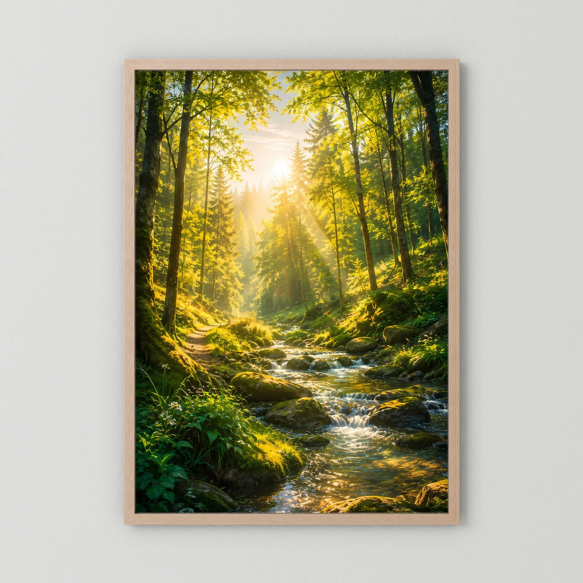 Poster mit hellem Holzrahmen: Waldbach im Grünen, Lichtkegel, Hochformat