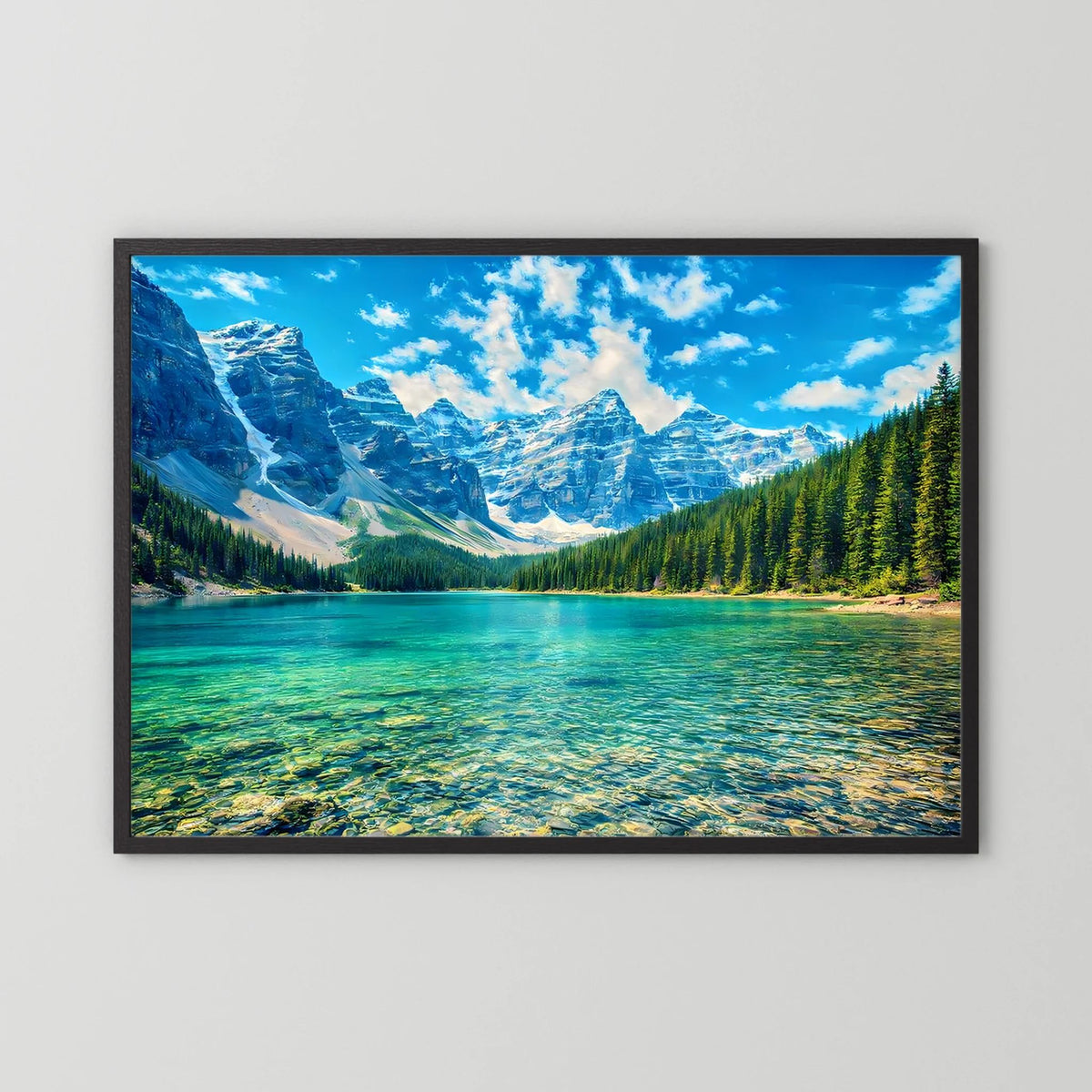 Wandbild im Querformat mit türkisgrünem See, Bergen und Tannenwald, schwarzer Rahmen