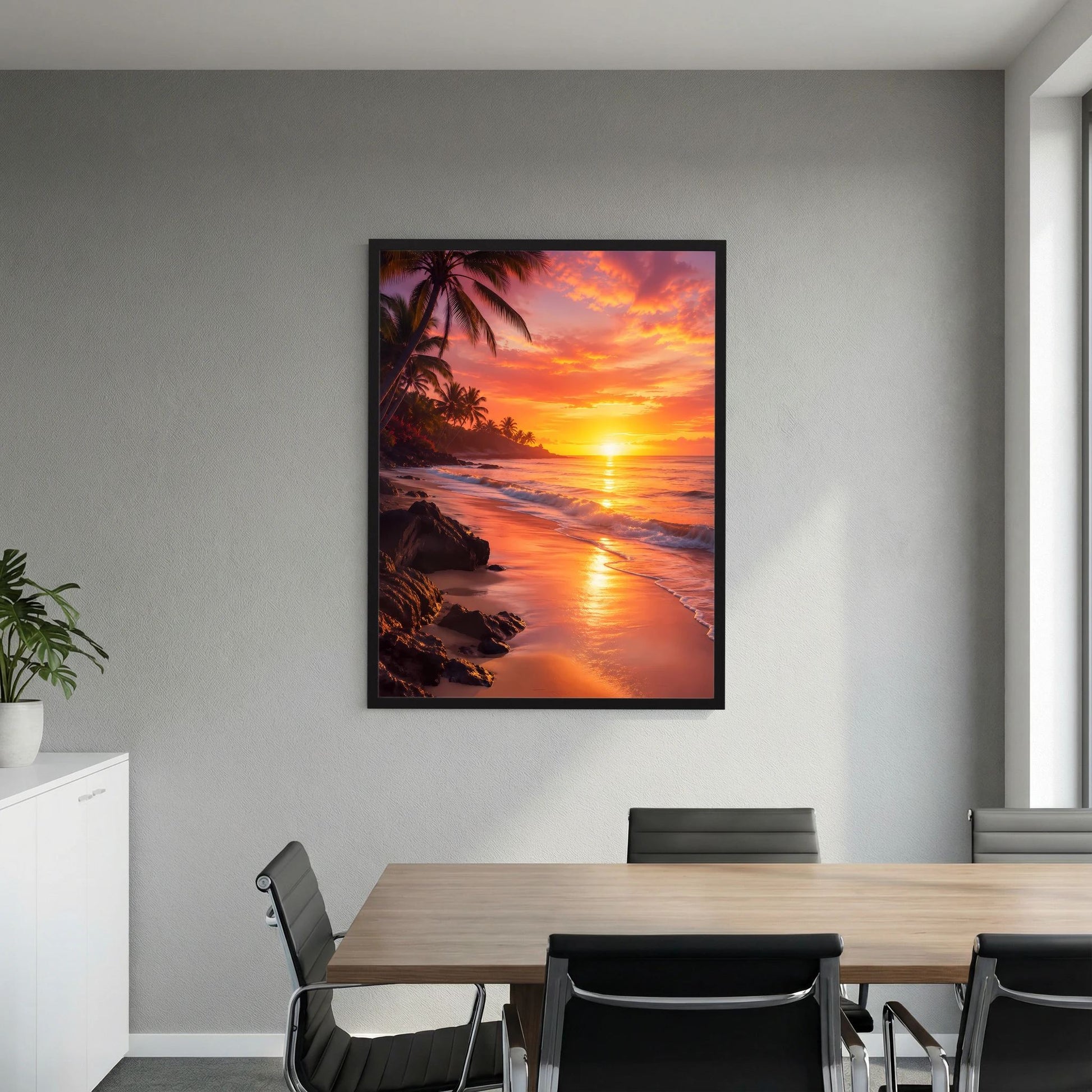 Poster im Hochformat mit tropischer Küste bei Sonnenuntergang, Palmen und Meer, schwarz gerahmt