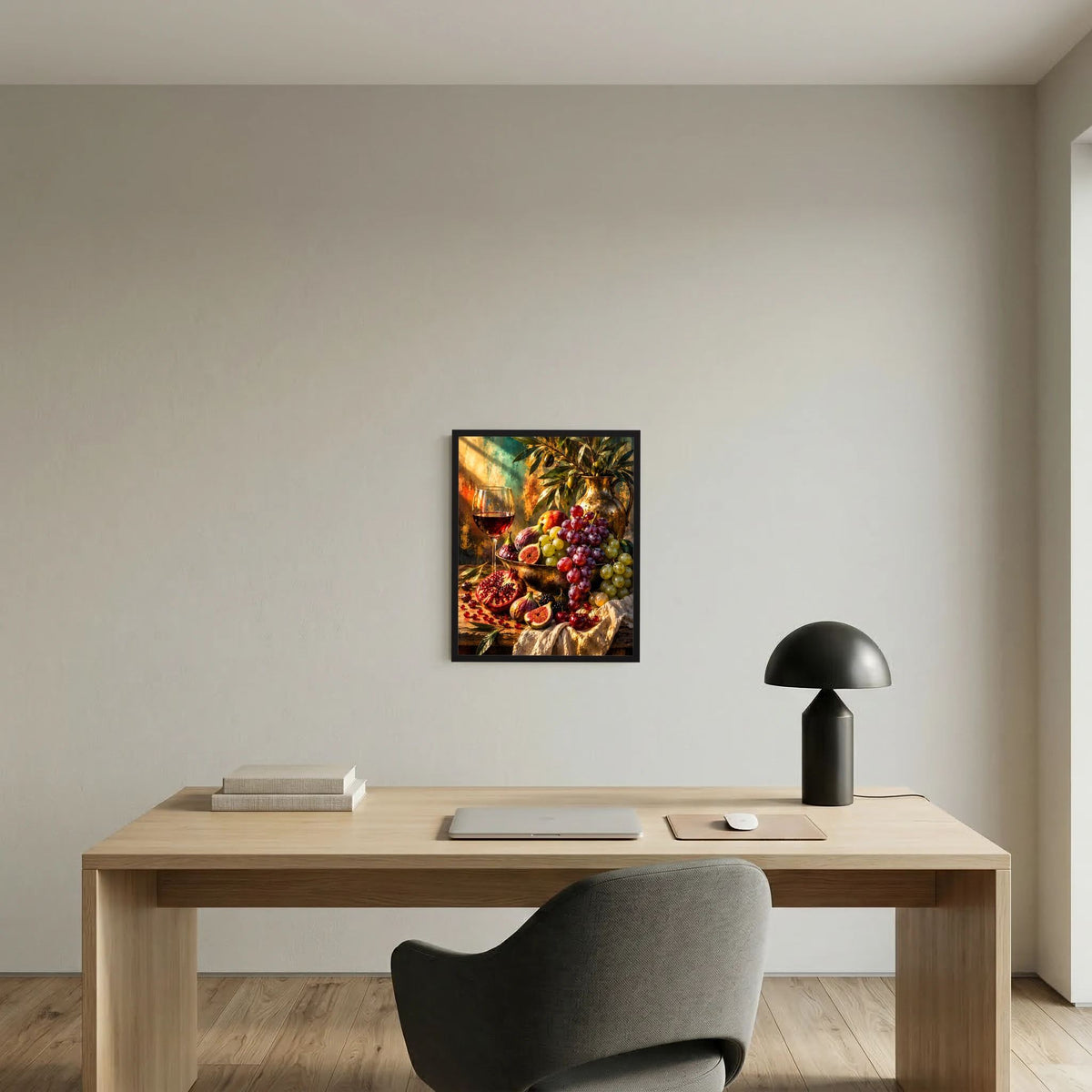Hochformat-Poster mit Wein, Trauben und Feigen, Granatapfel im schwarzen Rahmen
