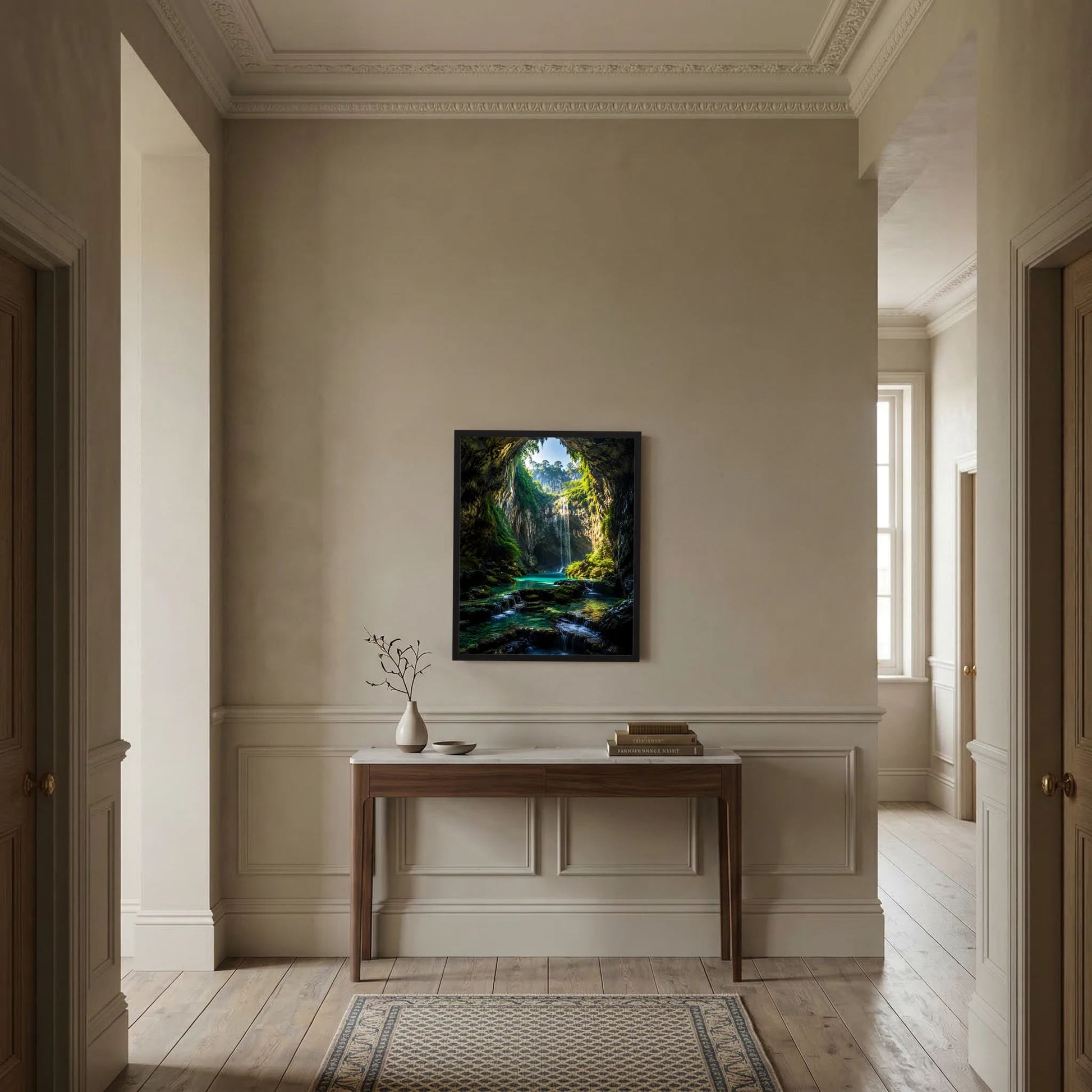 Kleines Kunstposter mit Dschungelhöhle und Wasserfall, türkisfarbenes Wasser, im schwarzen Rahmen