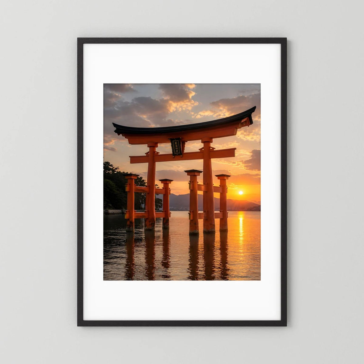Japan-Torii-Wandposter im schwarzen Rahmen mit weißer Passepartout, hochformatig